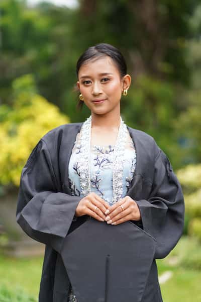 Make-up Wisuda - Alimah Alif