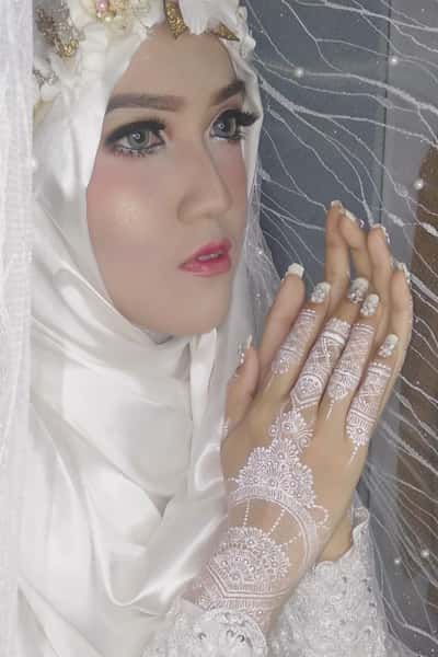 Essential Akad Look (Makeup & Hijab Do) - Agusthina Thina