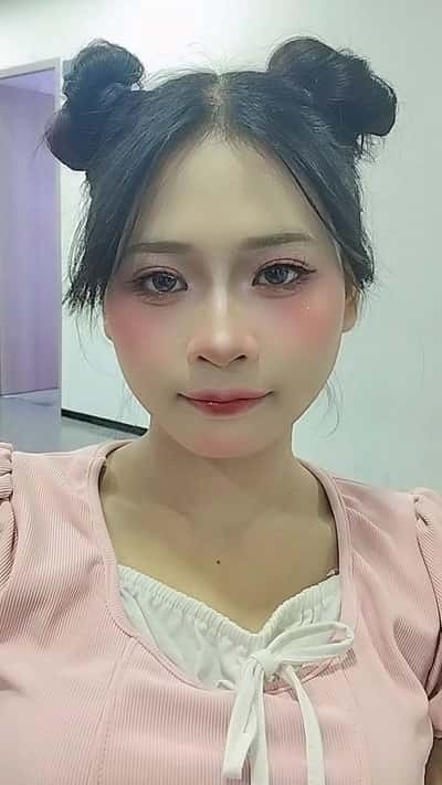 Makeup Artist  - Amel lia