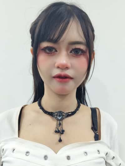 Make-up artist  - Amel lia