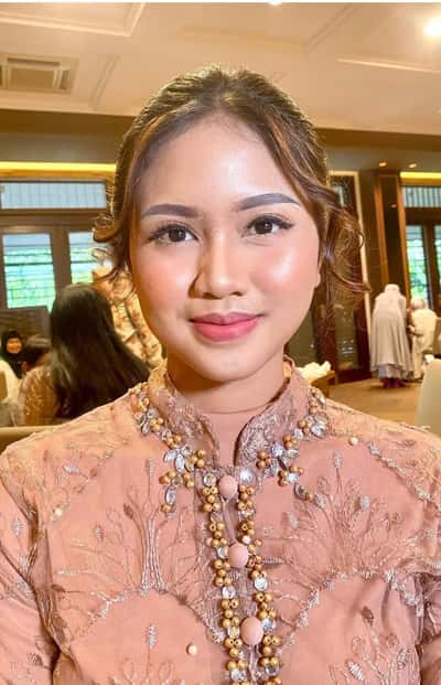 Makeup dan Hairdo Simpel - Nila  Permata Sari 
