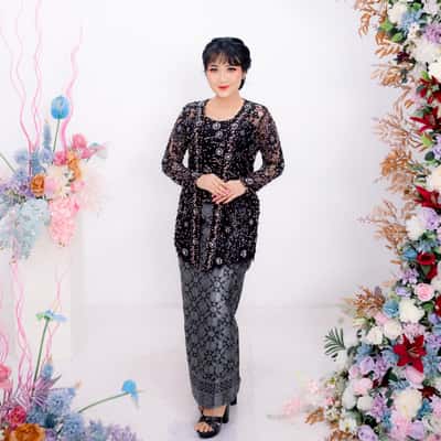 makeup wisuda hairdo - Ira mei makeup