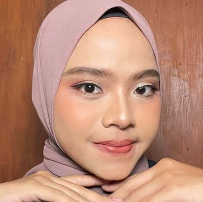 Wisuda  - Gheale Rias