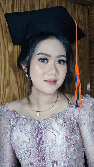 Makeup wisuda hairdo / hijabdo - Cibie Martiana