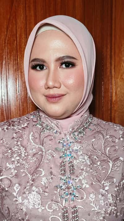 Makeup lamaran ( engagement ) dengan hijab do  - Cibie Martiana