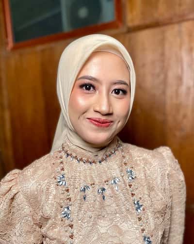 makeup graduation gold - Viceria Putri Tunggadewi