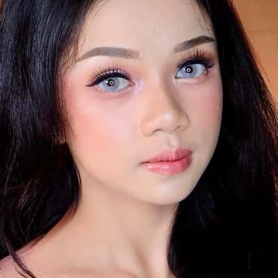 Makeup only local brand - Vie Novianti