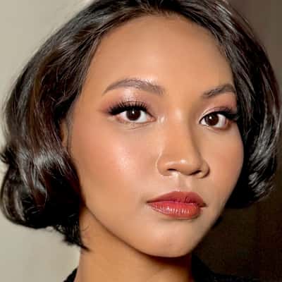 Party/event/graduation  - Evi Mutiara  Suci