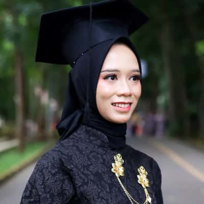 Makeup Graduation - Adhenna MUA